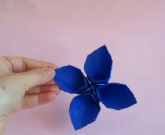 הכנת פרחי אוריגמי פשוטים