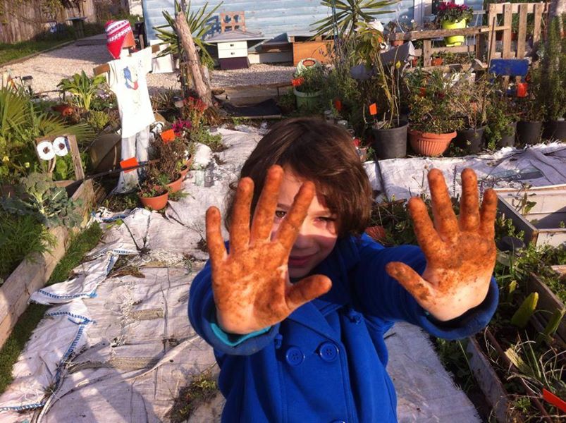 582 אושר לילדים מעבודת אדמה