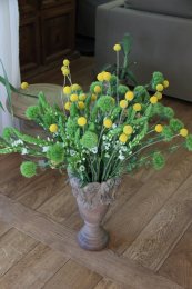 סידור פרחים אביבי בצהוב וירוק